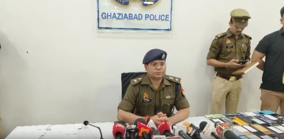 गाजियाबाद पुलिस की बड़ी कामयाबी: 200 चोरी के मोबाइल बरामद कर 50 लाख की संपत्ति मालिकों को लौटाई