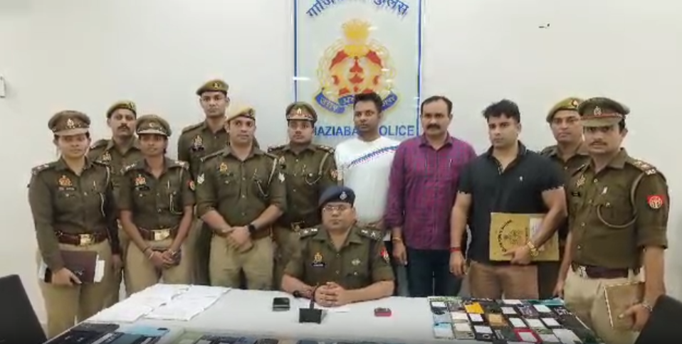 गाजियाबाद पुलिस की बड़ी कामयाबी: 200 चोरी के मोबाइल बरामद कर 50 लाख की संपत्ति मालिकों को लौटाई