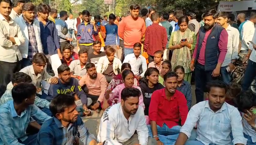 बरेली: ABVP कार्यकर्ताओं का नगर आयुक्त घेराव, विवाद से मारपीट तक; सफाई कर्मचारियों की ज़बरदस्त हड़ताल