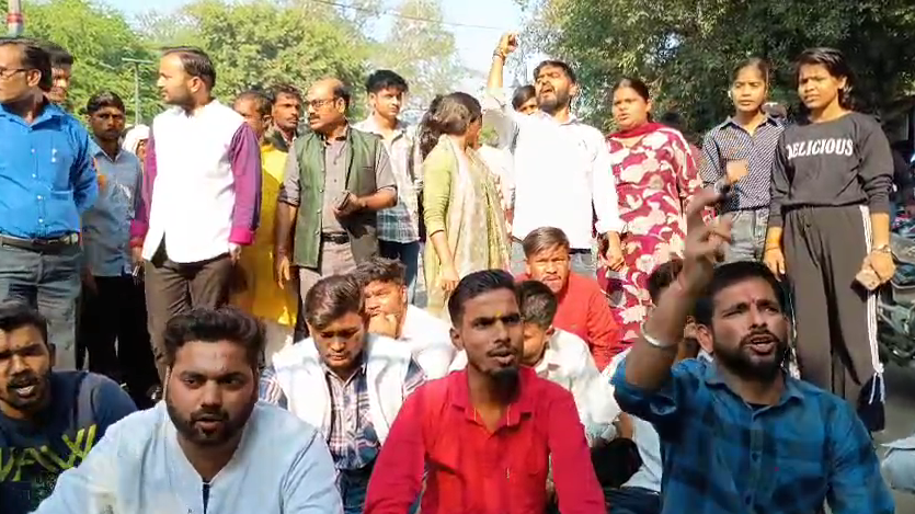 बरेली: ABVP कार्यकर्ताओं ने नगर आयुक्त का किया घेराव, कहासुनी से मारपीट तक पहुंचा विवाद; सफाई कर्मचारियों की अनिश्चितकालीन हड़ताल