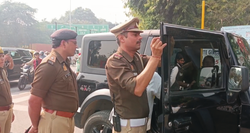 गाजियाबाद के हापुड़ चुंगी चौराहे पर ट्रैफिक पुलिस का विशेष चेकिंग अभियान, लाखों के चालान काटे