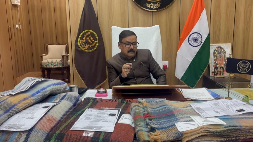 ठंड से राहत की बड़ी मुहिम: DM अविनाश सिंह ने खुद परखी कंबलों की गुणवत्ता, कहा— गरीबों के लिए कोई समझौता नहीं