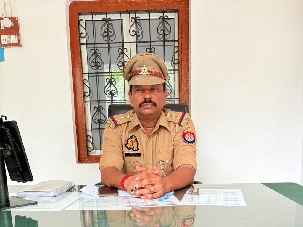 महिला आरक्षी मीनाक्षी शर्मा की भूमिका संदिग्ध, जांच के दायरे में, इंस्पेक्टर की मौत के बाद महिला आरक्षी मीनाक्षी शर्मा का थाने से आते और निकलते CCTV आया सामने,