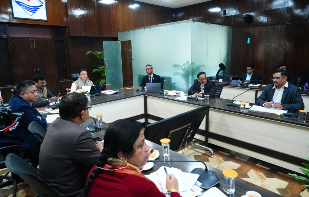 उत्तराखंड में अन्य राज्यों के वाहनों पर ग्रीन टैक्स : CM धामी का राजस्व वृद्धि प्लान, 34% पूंजीगत व्यय बढ़ाकर 24,000 करोड़ लक्ष्य—खनन सुधारों से 200 करोड़ बोनस