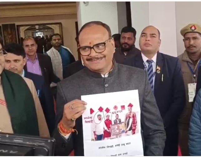 यूपी शीतकालीन सत्र: कफ सिरप कांड पर योगी का सपा पर तंज, 'चोर की दाढ़ी में तिनका' कहकर अखिलेश को घेरा—शायरी से पलटवार