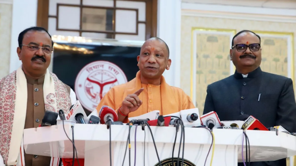 यूपी शीतकालीन सत्र: कफ सिरप कांड पर योगी का सपा पर तंज, 'चोर की दाढ़ी में तिनका' कहकर अखिलेश को घेरा—शायरी से पलटवार