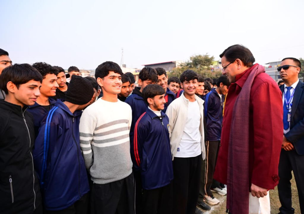 सीएम धामी का अग्निवीर भर्ती केंद्र निरीक्षण: युवाओं का उत्साह बढ़ाया, खेल गतिविधियों में लिया भाग—प्रदेशभर में फ्री ट्रेनिंग से आत्मनिर्भर बनाने का संकल्प