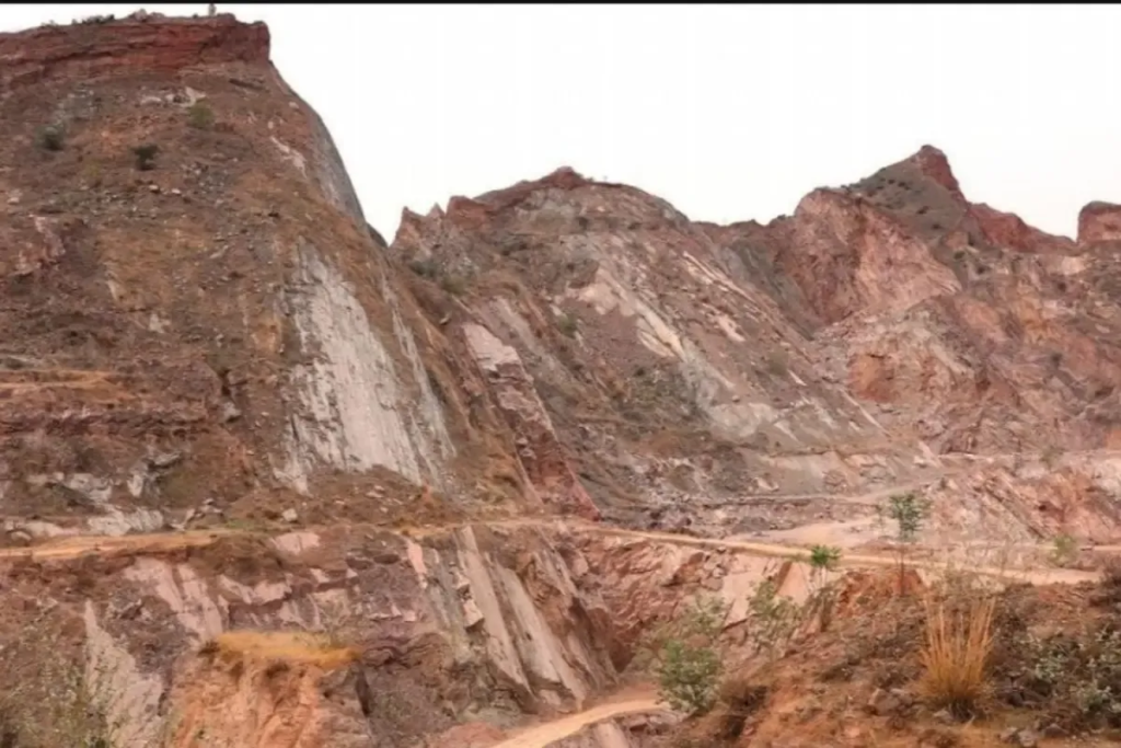 अरावली पहाड़ियों का संकट: सोशल मीडिया पर वायरल वीडियो ने जगाई बहस—खनन माफिया से पर्यावरण बचाने की मांग, SC के आदेशों पर अमल क्यों नहीं?