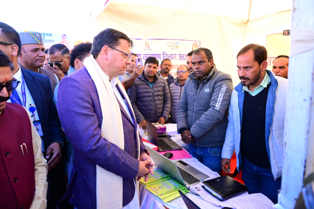 अल्मोड़ा ताड़ीखेत जैनोली बहुउद्देशीय शिविर: CM धामी ने मुख्यसेवक स्टॉल पर सुनी जनसमस्याएँ, जीआईसी भवन जीर्णोद्धार की घोषणा—'प्रशासन गाँव की ओर' से त्वरित समाधान का वादा