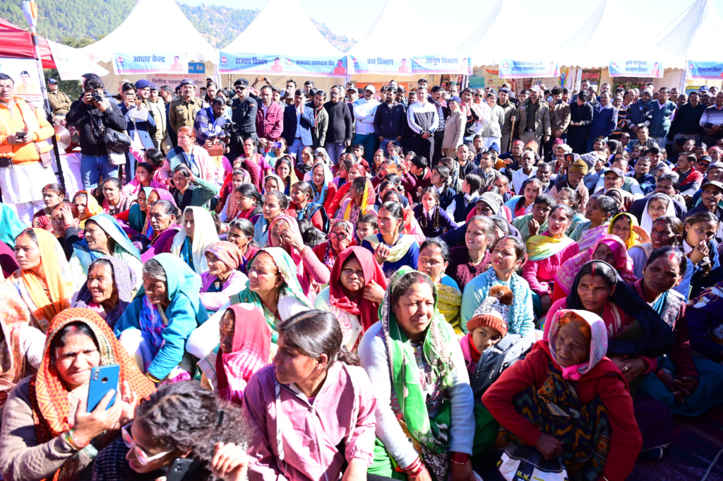 अल्मोड़ा ताड़ीखेत जैनोली बहुउद्देशीय शिविर: CM धामी ने मुख्यसेवक स्टॉल पर सुनी जनसमस्याएँ, जीआईसी भवन जीर्णोद्धार की घोषणा—'प्रशासन गाँव की ओर' से त्वरित समाधान का वादा