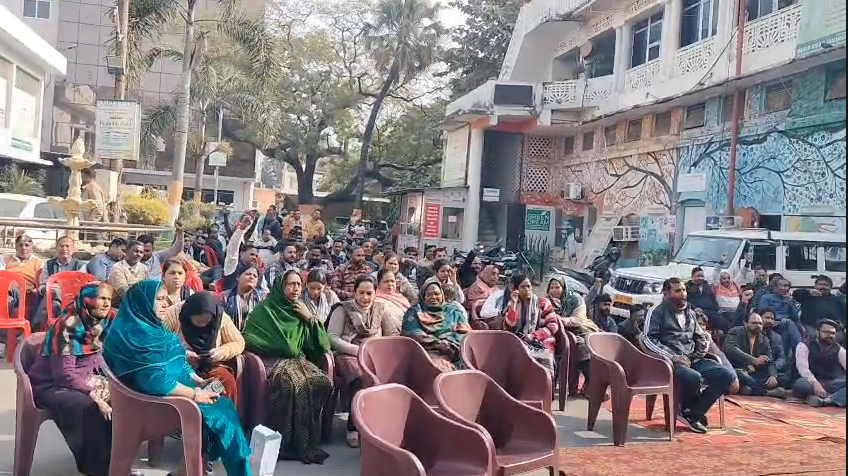 सहारनपुर में मेयर का गुस्सा फूटा: जन्म-मृत्यु प्रमाणपत्र क्लर्क पर गर्दन पकड़कर कार्रवाई, कर्मचारियों का धरना और तालाबंदी