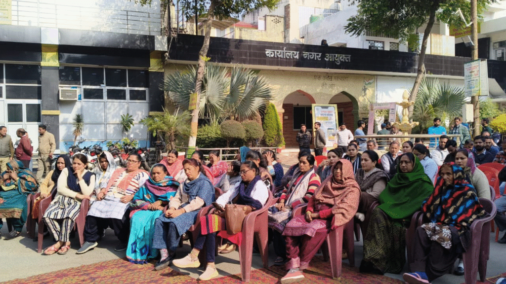 सहारनपुर में मेयर का गुस्सा फूटा: जन्म-मृत्यु प्रमाणपत्र क्लर्क पर गर्दन पकड़कर कार्रवाई, कर्मचारियों का धरना और तालाबंदी