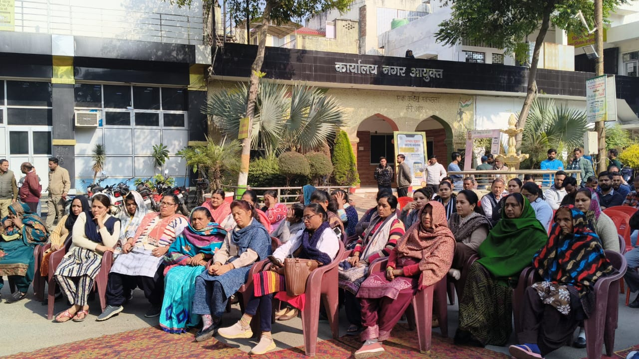 सहारनपुर में मेयर का गुस्सा फूटा: जन्म-मृत्यु प्रमाणपत्र क्लर्क पर गर्दन पकड़कर कार्रवाई, कर्मचारियों का धरना और तालाबंदी