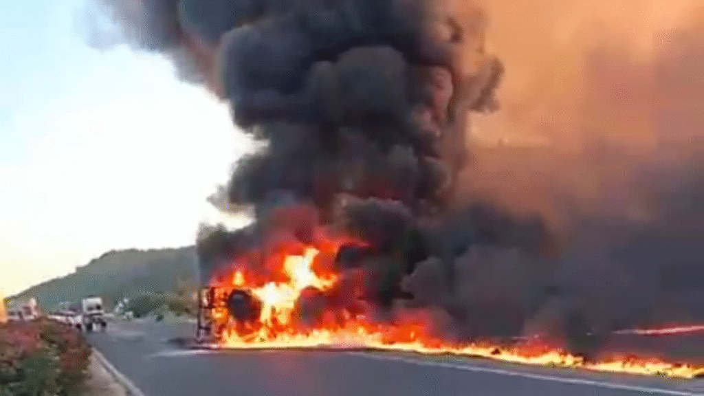 महाराष्ट्र में डीजल टैंकर का भयानक हादसा: सोलापुर-धुले हाईवे पर टक्कर के बाद धमाका, भीषण आग से हड़कंप—ट्रैफिक ठप, लेकिन चमत्कारिक रूप से कोई हताहत नहीं