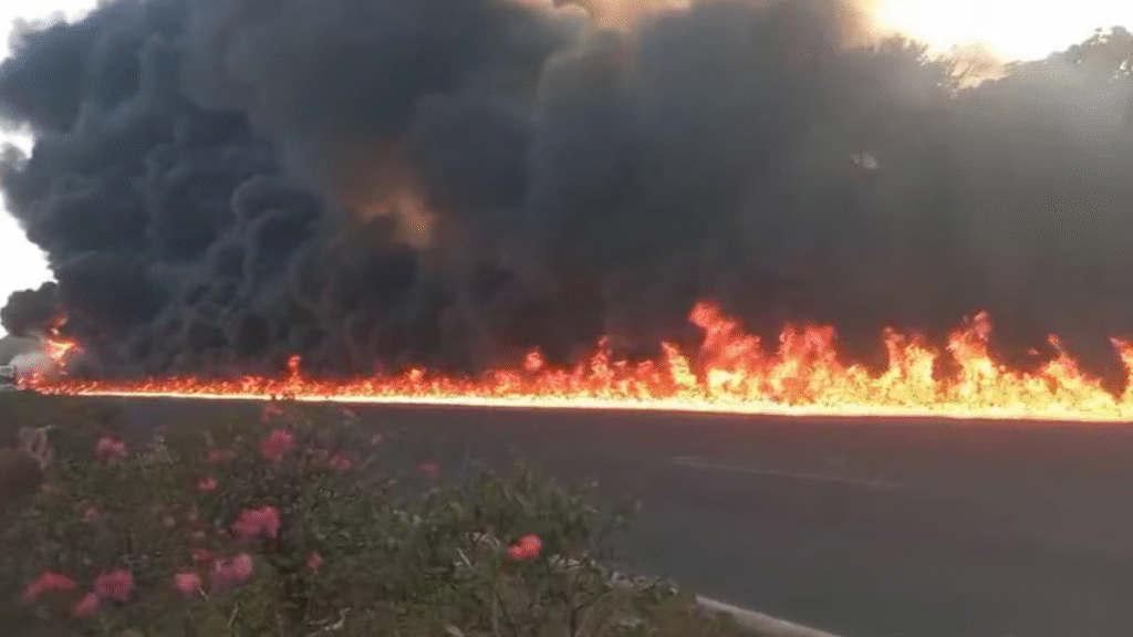 महाराष्ट्र में डीजल टैंकर का भयानक हादसा: सोलापुर-धुले हाईवे पर टक्कर के बाद धमाका, भीषण आग से हड़कंप—ट्रैफिक ठप, लेकिन चमत्कारिक रूप से कोई हताहत नहीं