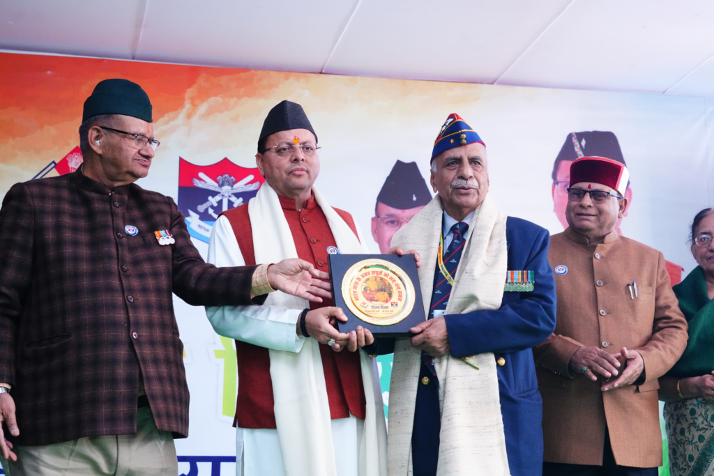 मुख्यमंत्री ने विजय दिवस पर शहीद स्मारक में पुष्पचक्र अर्पित कर वीर बलिदानियों को दी श्रद्धांजलि