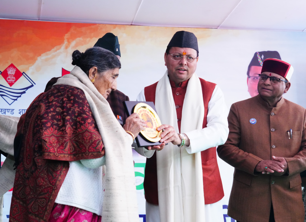 मुख्यमंत्री ने विजय दिवस पर शहीद स्मारक में पुष्पचक्र अर्पित कर वीर बलिदानियों को दी श्रद्धांजलि