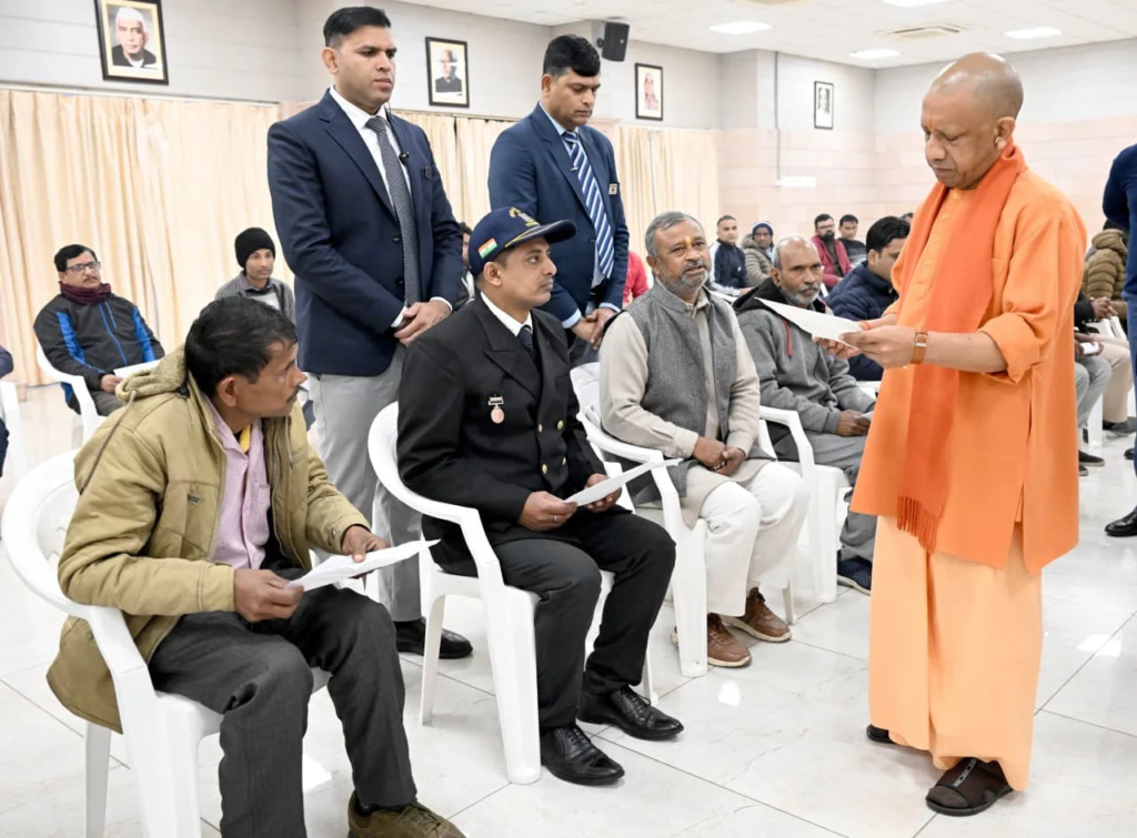 योगी आदित्यनाथ ने जनता दर्शन में सुनी प्रदेश की पुकार: एक-एक फरियादी की समस्या पर दिए त्वरित कार्रवाई के निर्देश