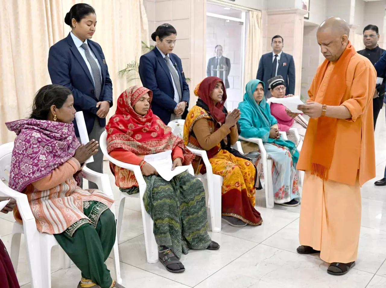 योगी आदित्यनाथ ने जनता दर्शन में सुनी प्रदेश की पुकार 2026: एक-एक फरियादी की समस्या पर दिए त्वरित कार्रवाई के निर्देश