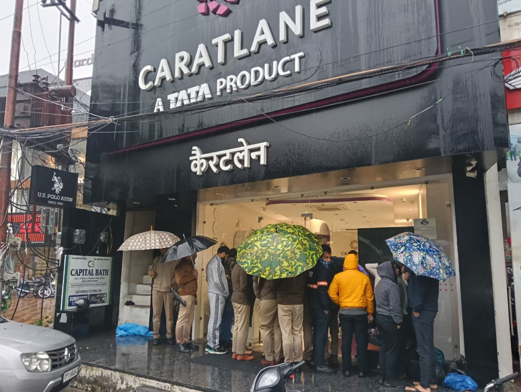सहारनपुर के कैरटलेन टाटा शोरूम में बड़ी चोरी 2026 : दीवार फाड़कर छत से घुसे चोर, करोड़ों की डायमंड ज्वेलरी उड़ा ले गए