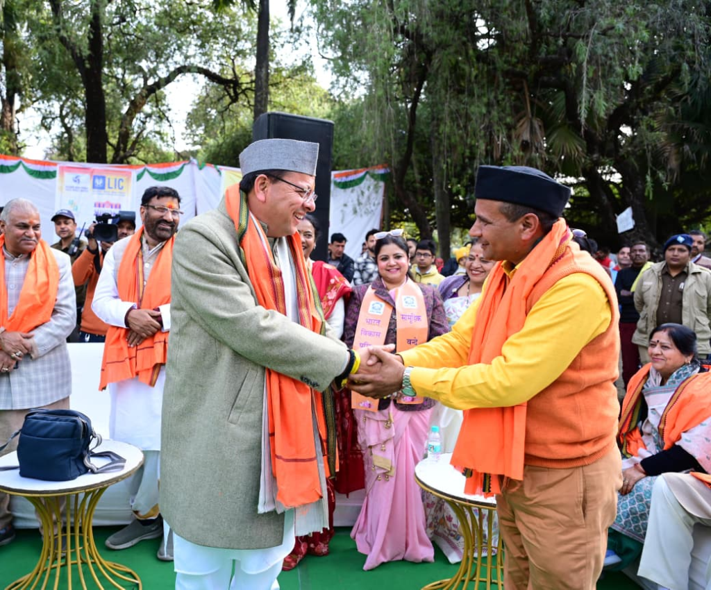 गणतंत्र दिवस पर गांधी पार्क में गूंजा 'वंदे मातरम्': सीएम पुष्कर सिंह धामी ने हजारों कंठों के साथ गाया राष्ट्रगीत, दिया विकास और एकता का संदेश