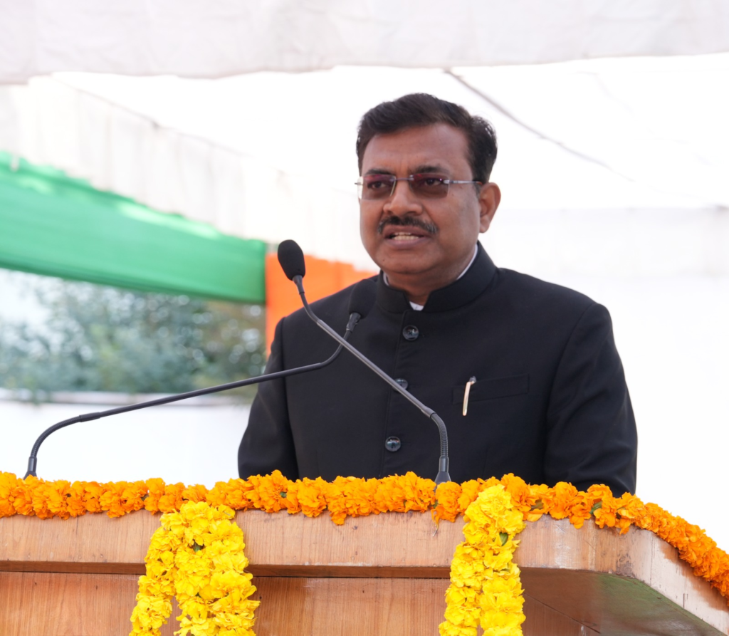 मुख्य सचिव ने सचिवालय में ध्वज फहराकर प्रदेशवासियों और सचिवालय परिवार को गणतंत्र दिवस की बधाई दी