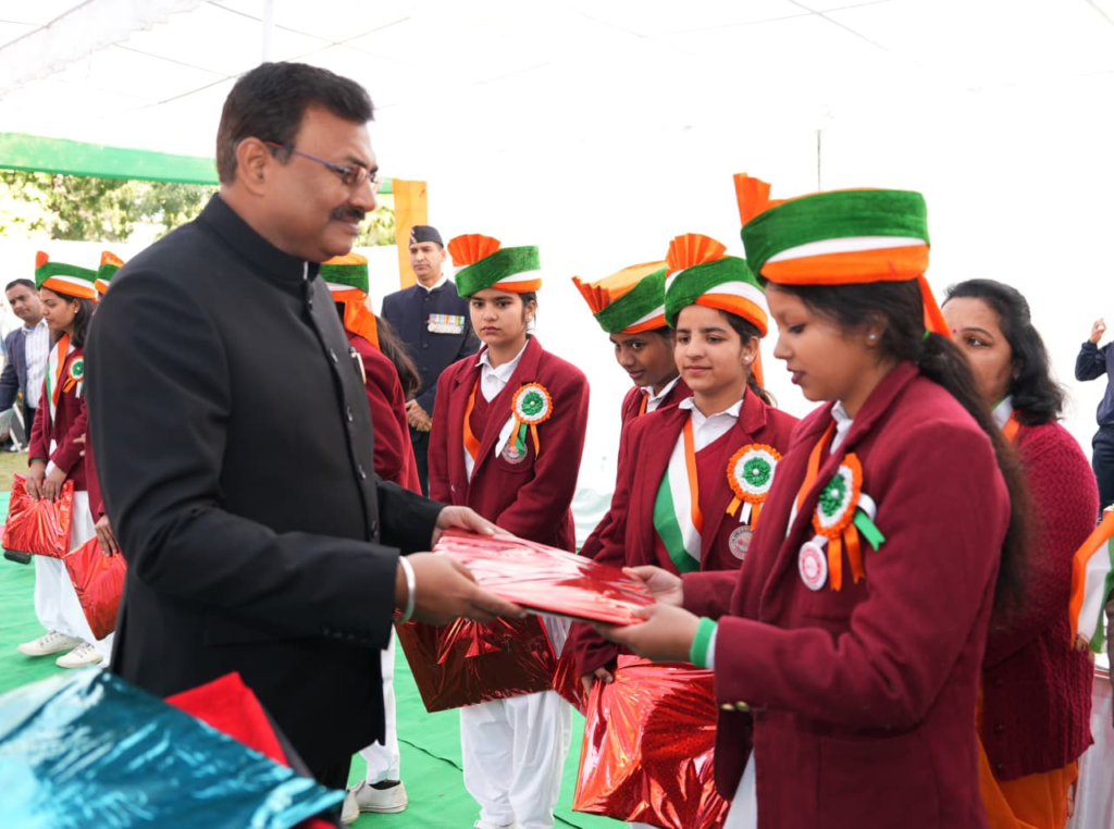 मुख्य सचिव ने सचिवालय में ध्वज फहराकर प्रदेशवासियों और सचिवालय परिवार को गणतंत्र दिवस की बधाई दी