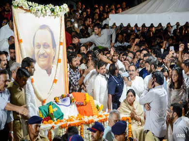 Ajit Pawar's News: बारामती में अजित पवार का भावुक अंतिम संस्कार, लाखों समर्थकों ने दी विदाई, 
