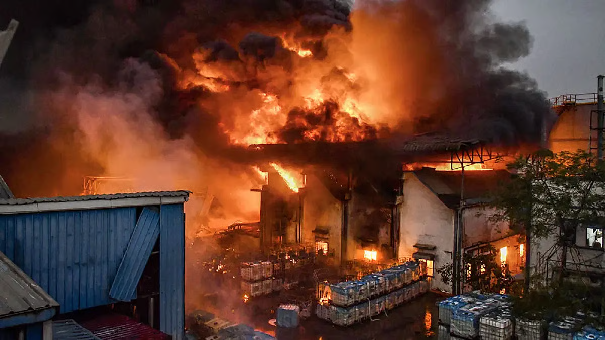 Devastation in Hapur : मेंथा ऑयल फैक्ट्री बनी आग का गोला…?