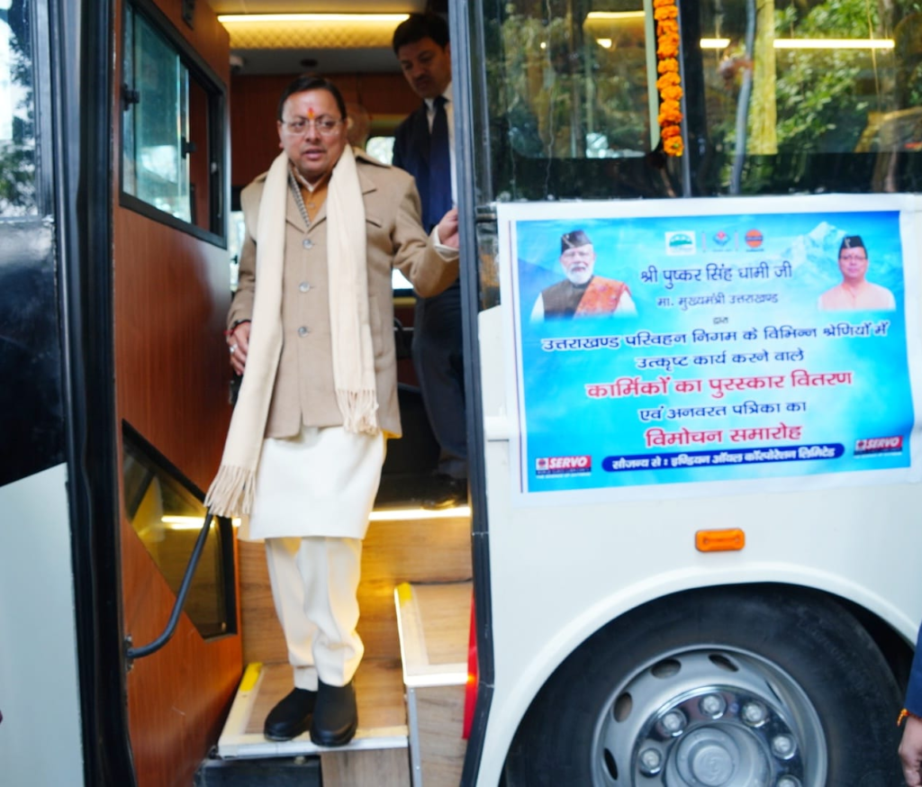 उत्तराखंड परिवहन बेड़े में 100 नई बसें: CM धामी ने फ्लैग ऑफ किया, 10 AC-2 स्लीपर बसें समर्पित—आधुनिक GPS-CCTV से यात्रा सुरक्षित, इलेक्ट्रिक बसें जल्द