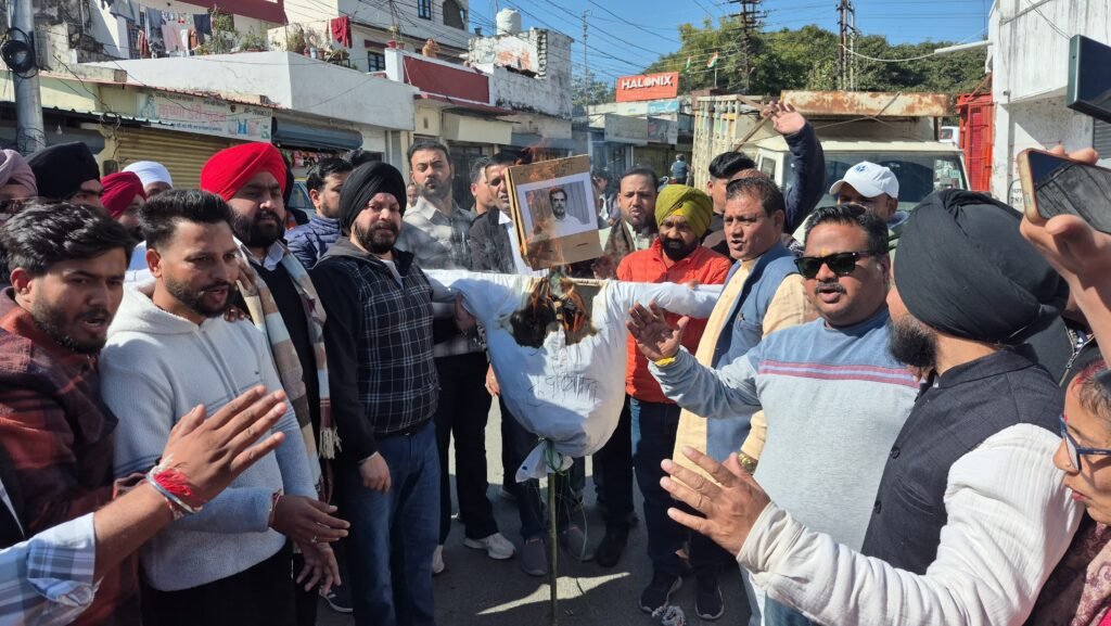 Rahul Gandhi's 'traitor' statement राहुल गांधी के 'गद्दार' ब्यान पर ऋषिकेश में भाजपा कार्यकर्ताओं ने किया पुतला दहन, माफी की मांग