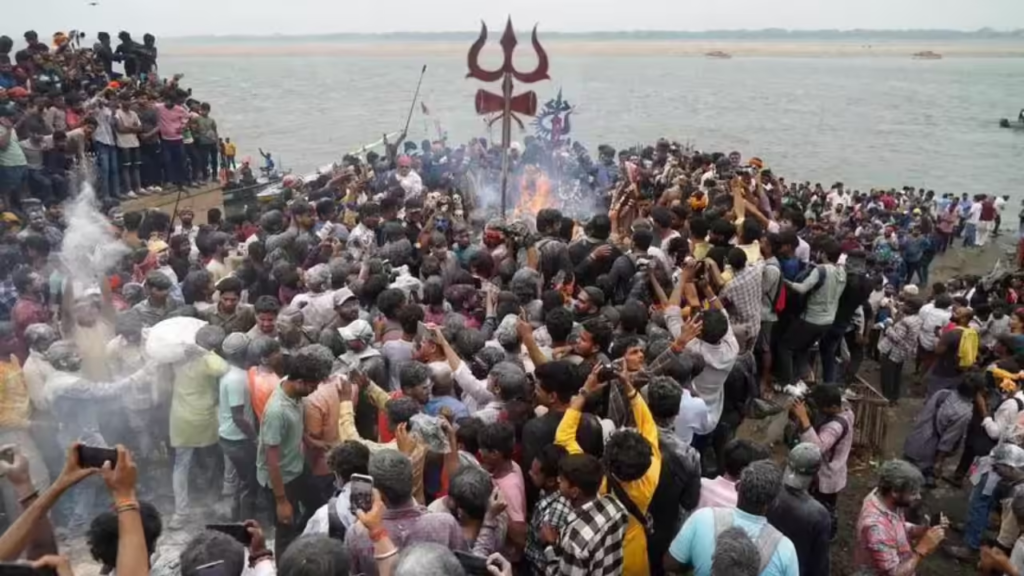 The secret of Holi with ashes holi 2026: मणिकर्णिका और हरिश्चंद्र घाट पर क्यों खेली जाती है 'मसान होली' – भस्म से होली का रहस्य और इस बार का विवाद