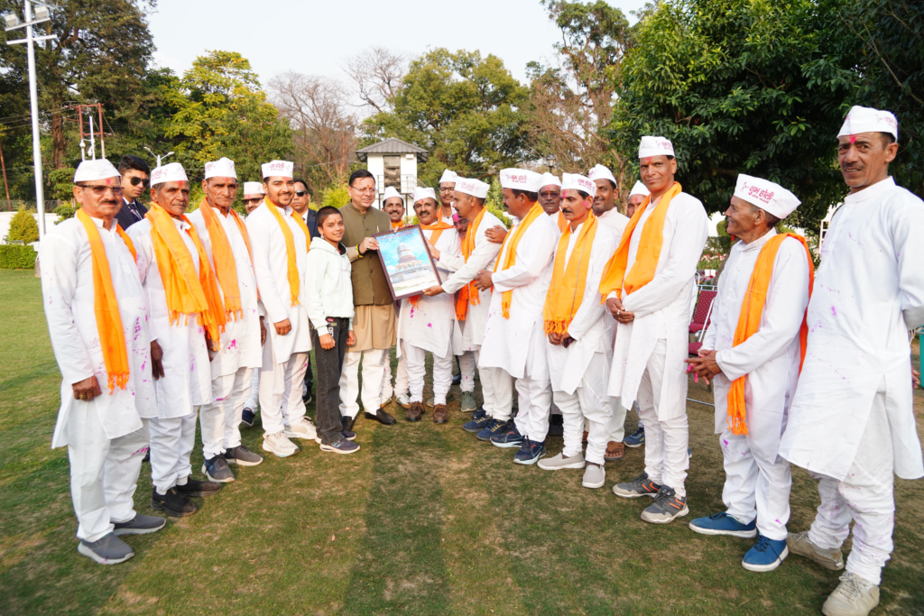 Kumaoni Holi resonated at Pushkar Singh Dhami's residence मुख्यमंत्री आवास में गूंजे होली के पारंपरिक गीत