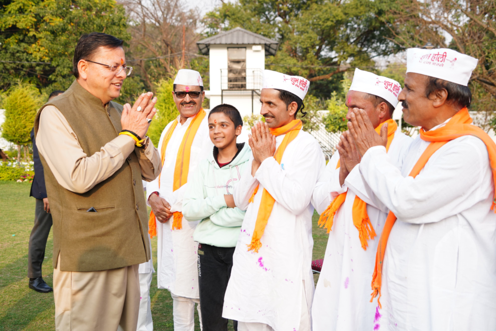 Kumaoni Holi resonated at Pushkar Singh Dhami's residence मुख्यमंत्री आवास में गूंजे होली के पारंपरिक गीत