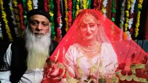 Pakistan News : 70 वर्षीय हकीम बाबर ने 22 वर्षीय युवती से किया निकाह, दोनों के बीच लगभग 48 साल का अंतर..