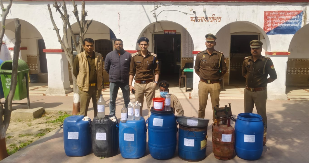 Illegal liquor smuggling in Saharanpur : सहारनपुर में अवैध शराब तस्करी पर पुलिस-आबकारी की बड़ी कार्रवाई: 150 लीटर कच्ची शराब बरामद, एक आरोपी गिरफ्तार