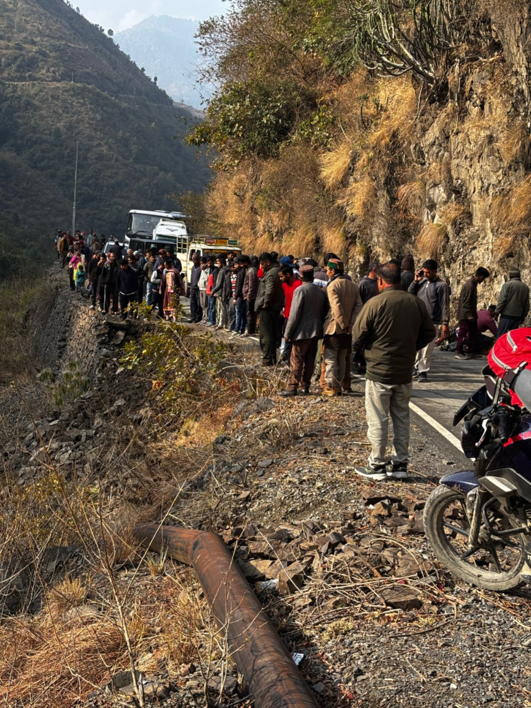 Dehradun Accident News : नेरवा से रवाना हुई रोडवेज बस गहरी खाई में गिरने से : 4 की मौत, 30 से ज्यादा घायल