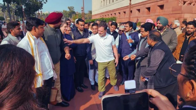 लोकसभा में हंगामा: पेपर उछालने पर 8 विपक्षी सांसदों को बजट सत्र के बाकी समय के लिए निलंबित किया गया 