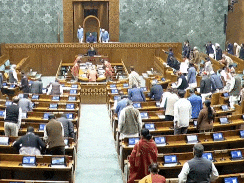 लोकसभा में हंगामा: पेपर उछालने पर 8 विपक्षी सांसदों को बजट सत्र के बाकी समय के लिए निलंबित किया गया