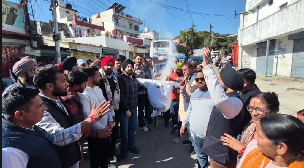 Rahul Gandhi's 'traitor' statement राहुल गांधी के 'गद्दार' ब्यान पर ऋषिकेश में भाजपा कार्यकर्ताओं ने किया पुतला दहन, माफी की मांग