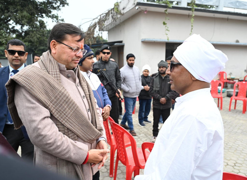Chief Minister Dhami reached among the public in Khatima : शोक संवेदना से लेकर समस्याओं का समाधान तक – जन-जन से जुड़े रहे पूरे दिन