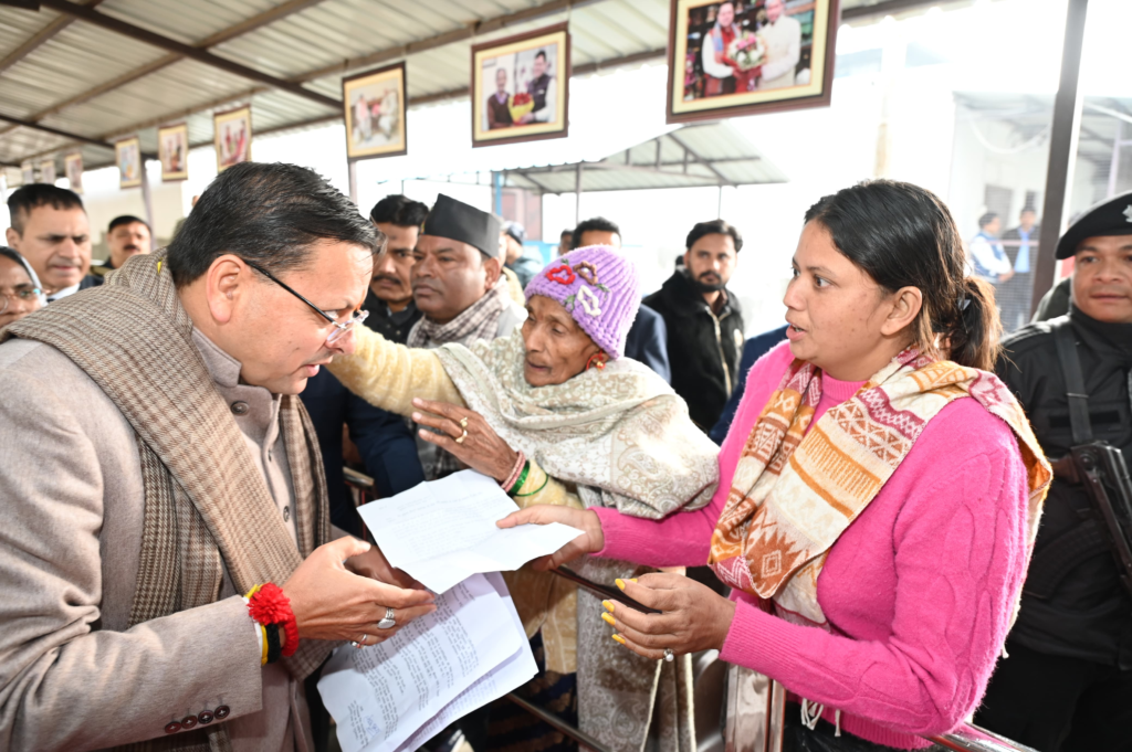 Chief Minister Dhami reached among the public in Khatima : शोक संवेदना से लेकर समस्याओं का समाधान तक – जन-जन से जुड़े रहे पूरे दिन