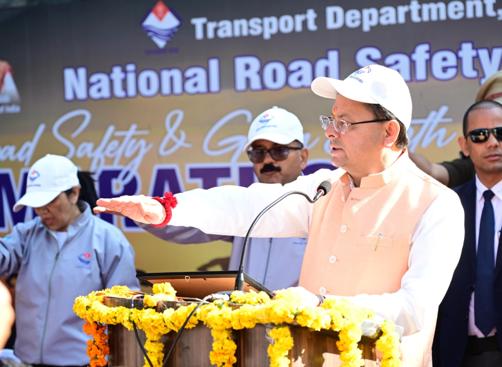 Message of road safety and environmental protection: CM धामी ने कैंट रोड से फ्लैग ऑफ किया 5 किमी दौड़, हजारों लोगों ने ली शपथ