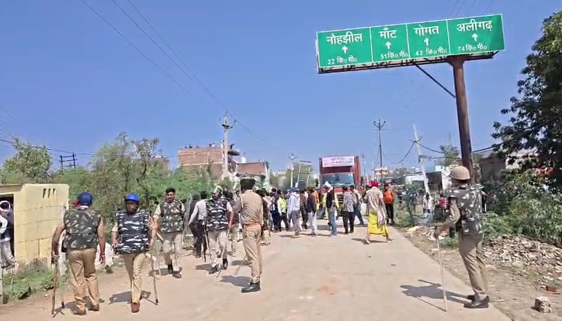 Sensational Incident in Mathura: ‘फरसा वाले बाबा’ चंद्रशेखर की ट्रक से कुचलकर मौत, गुस्साई भीड़ ने दिल्ली-आगरा हाईवे जाम किया, पुलिस पर पथराव