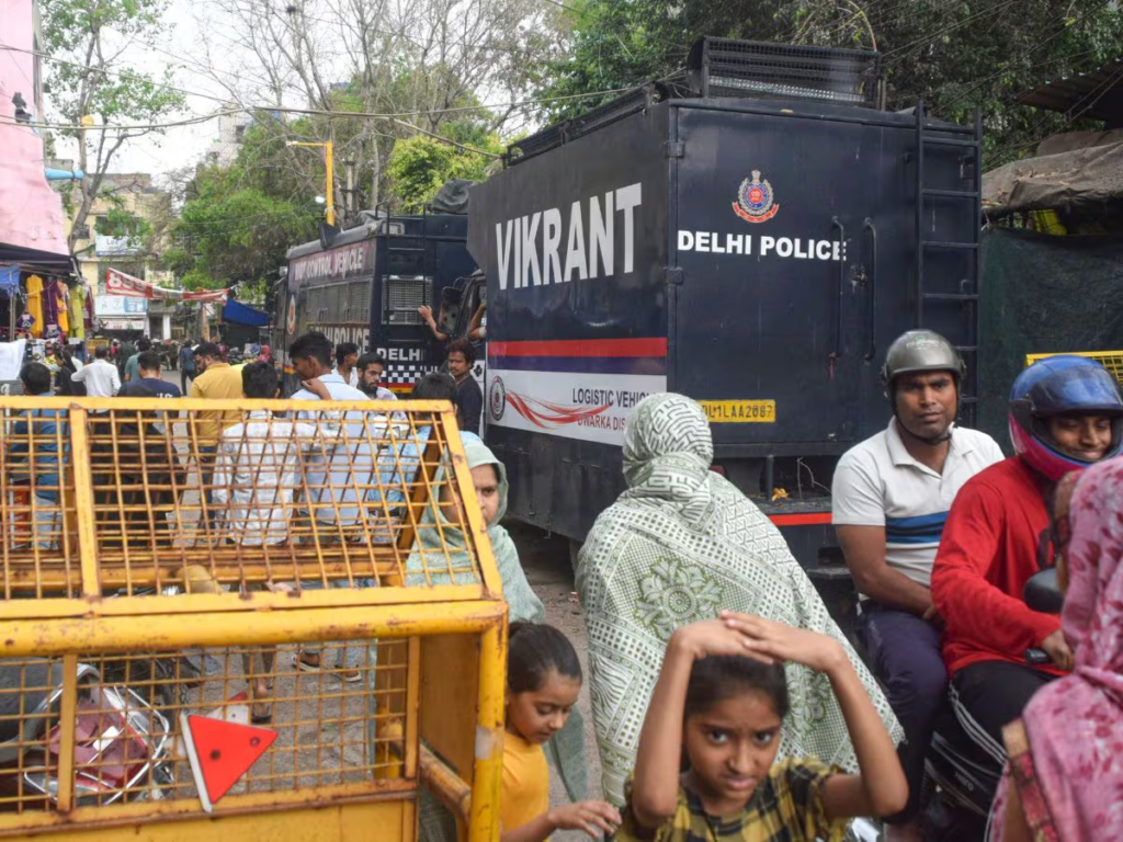 The Peace of Eid in Uttam Nagar उत्तम नगर में ईद की शांति: होली वाली घटना के बाद भारी पुलिस तैनाती, माहौल पूरी तरह नियंत्रण में