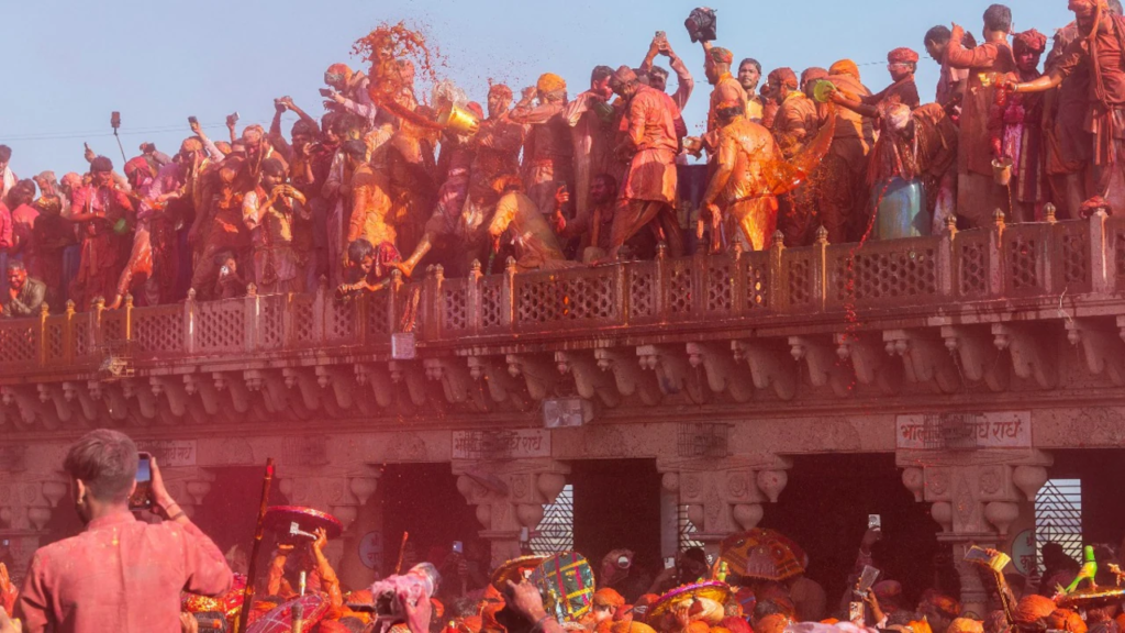 Holi in the Kunj streets of Mathura-Vrindavan मथुरा-वृंदावन की कुंज गलियों में होली का जादू: रंगों की बौछार, भक्ति का उल्लास और राधा-कृष्ण की मिठास!