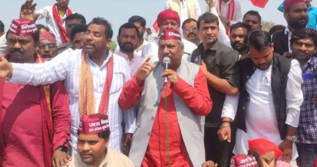 Minister Dr. Sanjay Nishad sits on a sit-in protest : श्रृंगवेरपुर धाम में मस्जिद हटाने की मांग को लेकर मंत्री डॉ. संजय निषाद धरने पर बैठे, हाईवे जाम, यात्रियों को घंटों परेशानी