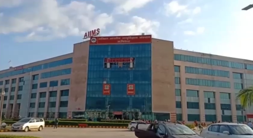 Sensational Incident at AIIMS Rishikesh: छठी मंजिल की छत पर चढ़ा मनोरोगी युवक, छलांग लगाने की कोशिश – एक तीमारदार के साहस से बची जान
