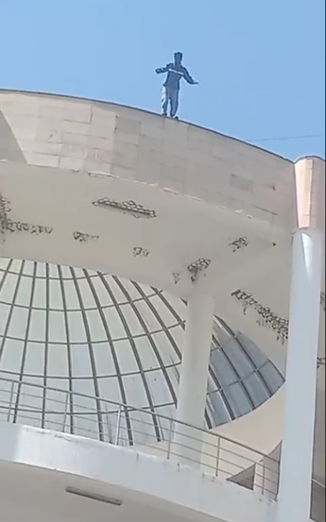 Sensational Incident at AIIMS Rishikesh: एम्स की छठी मंजिल की छत पर चढ़ा मनोरोगी युवक, छलांग लगाने की कोशिश – एक तीमारदार के साहस से बची जान