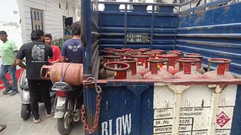 Severe Shortage of LPG Gas in Haridwar! : हरिद्वार में LPG गैस की भारी किल्लत! कनखल की पुष्पक गैस एजेंसी पर 2-3 किलो कम गैस देने का आरोप, प्रशासन ने जारी किया नोटिस..